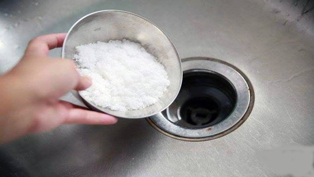 Thông cống bằng muối