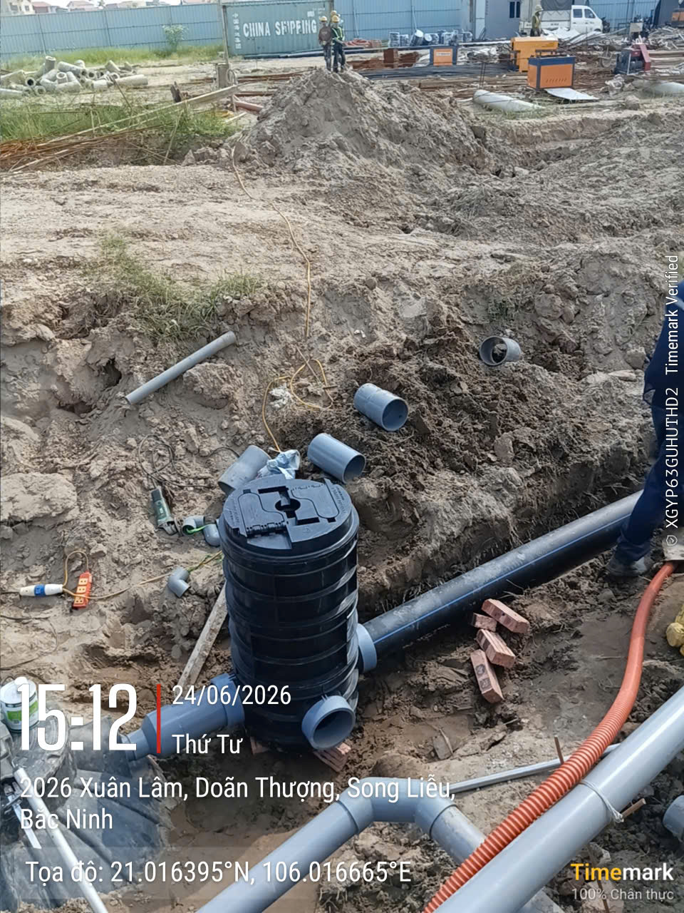 Đội ngũ Thuận Thiên thi công lắp đặt hố ga nhựa thông minh tại công trình thực tế