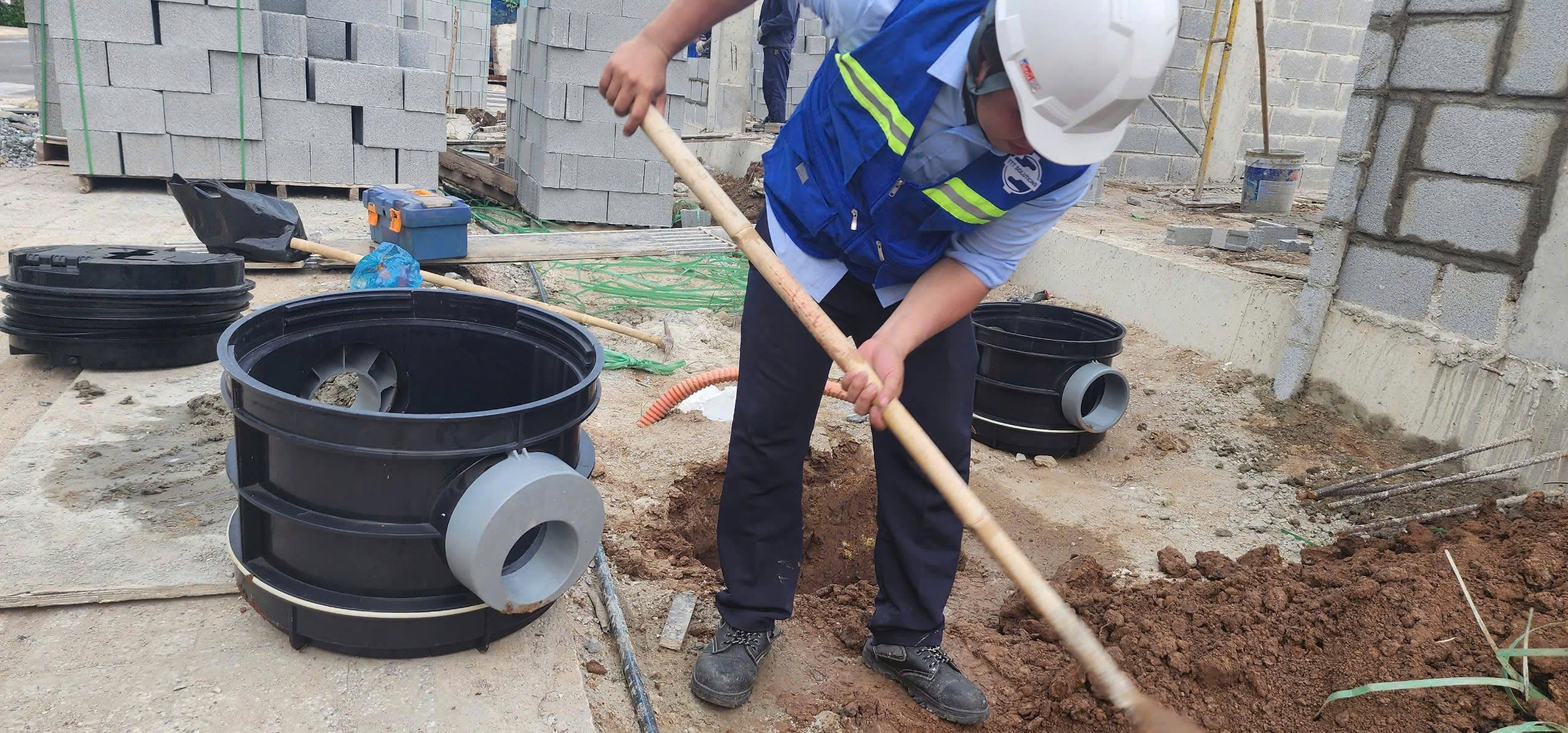 Đội ngũ Thuận Thiên thi công lắp đặt hố ga nhựa thông minh tại công trình thực tế